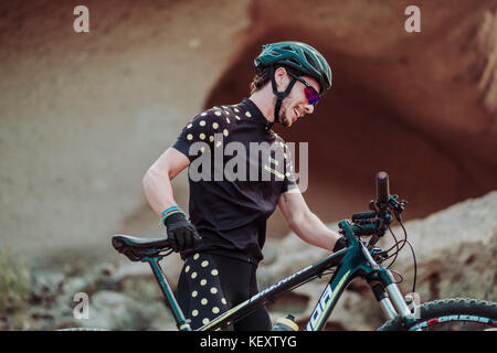 Uomo che cammina nel deserto con la sua mountain bike, Tenerife, Isole Canarie, Spagna Foto Stock