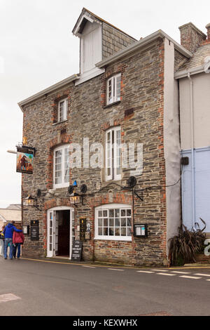 Il vecchio Custom House Inn and hotel sulla banchina a Padstwo, Cornwall, Regno Unito Foto Stock