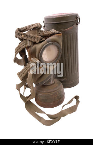 Tedesco al ww2. tedesco maschera a gas con custodia. percorso su sfondo bianco al ww2 in contrasto al ww1 maschera a gas praticamente non utilizzato Foto Stock