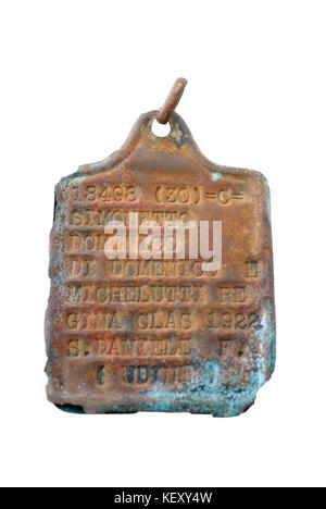 Italia durante la seconda guerra mondiale. dog tag (esercito di identificazione badge) del soldato italiano. percorso su sfondo bianco. Foto Stock