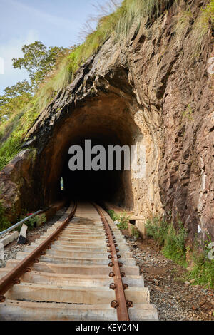 Uscire da darknes - luce alla fine del tunnel, ombra di persone in piedi nel tunnel del treno Foto Stock