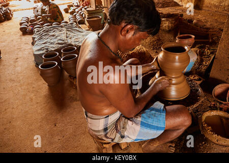 Le mani di pentola di creta sulla ruota di ceramica ,selezionare la messa a fuoco di close-up. potter preannuncia la terracotta pentola di creta sul wheal, lady aiutanti in terracotta Foto Stock