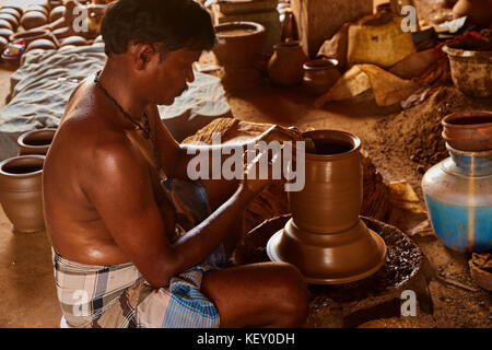 Le mani di pentola di creta sulla ruota di ceramica ,selezionare la messa a fuoco di close-up. potter preannuncia la terracotta pentola di creta sul wheal, lady aiutanti in terracotta Foto Stock