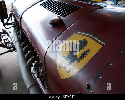 Vintage Alfa Romeo a Watkins Glen garage con la prima Ferrari emblema Foto Stock
