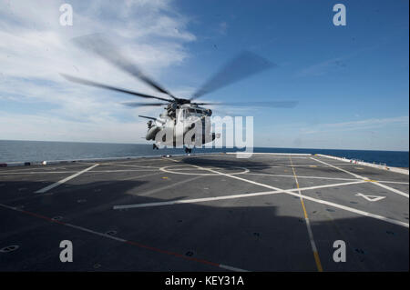 Stati Uniti Marine Corps CH-53E Super Stallion elicottero atterra sul ponte di volo Foto Stock