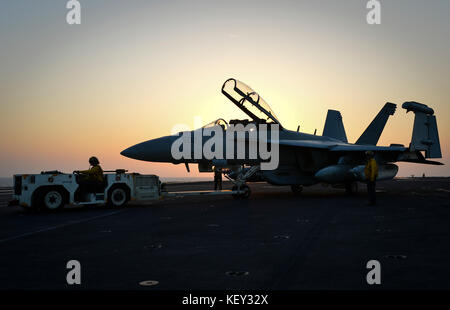 Stati Uniti I marinai della marina spostare un EA-18G Growler Foto Stock