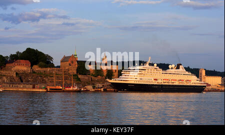 Oslo, Norvegia del 30 giugno 2009. vista ms prinsendam ormeggiata presso la Fortezza di Akershus a oslo harbour. sunny sera. uso editoriale. Foto Stock