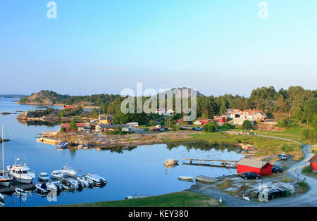Kristiansand, Norvegia il 01 luglio, 2009. Vista su ponti, barche e casette da un piccolo porto. calma sera d'estate. editoriale. Foto Stock