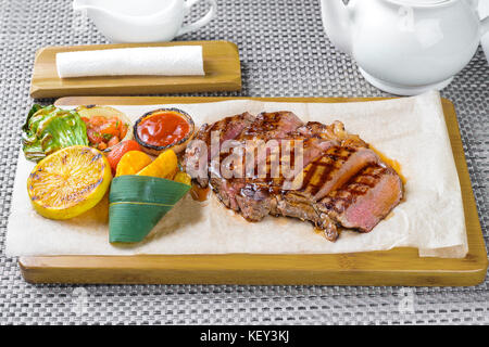Fritti di carne con salsa di pomodoro e patate Foto Stock