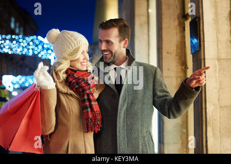 Allegro giovane shopping insieme all'aperto Foto Stock