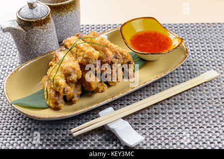 Alette di pollo fritte con salsa Foto Stock