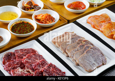 Set di carne cruda e salse Foto Stock