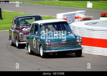 1958 Austin A40 di proprietà di Rob Myers guidata da Michael Caine che gareggia nel St Mary's Trophy al Goodwood Revival 2017 Foto Stock