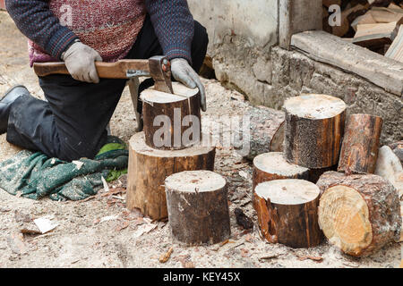 Choping legna da ardere per l'inverno Foto Stock