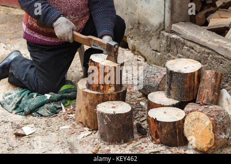 Choping legna da ardere per l'inverno Foto Stock