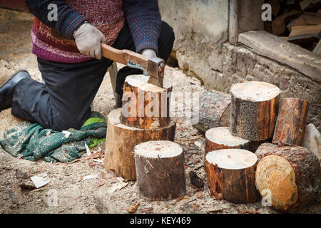 Choping legna da ardere per l'inverno Foto Stock