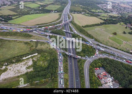 Una veduta aerea di autostrada congestione attorno allo svincolo 2 della M25 Foto Stock