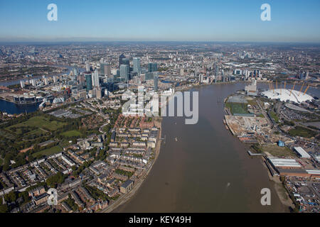 Una veduta aerea dal fiume Tamigi che mostra l'Isle of Dogs e la O2 Arena Foto Stock