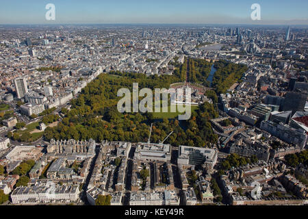 Una veduta aerea di Londra guardando ad Est con parco verde, St James Park, Westminster e Londra visibile Foto Stock