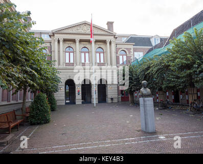 Statua di aletta jacobs in ingresso alla università in città olandese di groningen Foto Stock