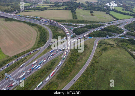 Una veduta aerea che mostra la congestione del traffico al bivio 2 della M25 London Orbital Foto Stock