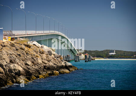 Causeway di fronte al giardino isola la base navale di Rockingham del Western Australia Foto Stock