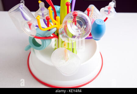 Baby sgocciolatoio pieno di stoviglie di plastica oggetti come biberon, Aspiratore nasale, latte bocce, tettarelle e altri Foto Stock