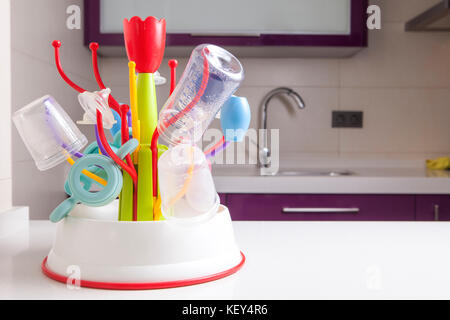 Baby sgocciolatoio pieno di stoviglie di plastica oggetti come biberon, Aspiratore nasale, latte bocce, tettarelle e altri Foto Stock