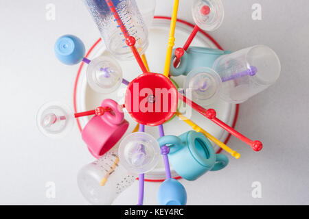 Baby sgocciolatoio pieno di stoviglie di plastica oggetti come biberon. Elevato angolo di visualizzazione Foto Stock