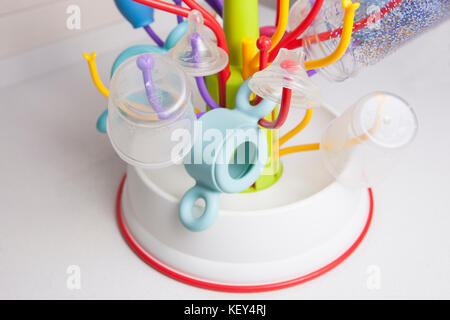 Baby sgocciolatoio pieno di stoviglie di plastica oggetti come biberon, Aspiratore nasale, latte bocce, tettarelle e altri Foto Stock
