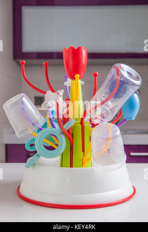 Baby sgocciolatoio pieno di stoviglie di plastica oggetti come biberon, Aspiratore nasale, latte bocce, tettarelle e altri Foto Stock