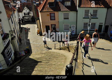 L'abbazia ripidi passaggi, 199 in totale, che conduce dal porto di Abbazia a Whitby, Yorkshire. Foto Stock