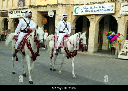 Doha, Qatar - 23 aprile 2017: gli amanti dello shopping nel viale principale di souq waqif mercato in Qatar, arabi Foto Stock