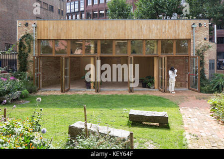 Vista esterna della facciata posteriore e giardino. Comunità di Phoenix Gardens, Londra, Regno Unito. Architetto: Ufficio Sian Architettura & Design, 2017. Foto Stock
