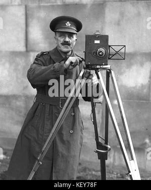 La prima guerra mondiale c1918 1a Guerra mondiale c1918 un canadese ufficiale con un Newman e Sinclair di Highgate, Londra foto fotocamera da Tony Henshaw Foto Stock