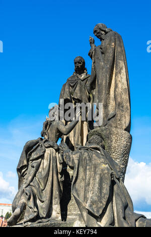 Praga, Repubblica ceca: le statue dei santi Cirillo e Metodio sul lato nord del Ponte Carlo sul fiume Moldava. Foto Stock