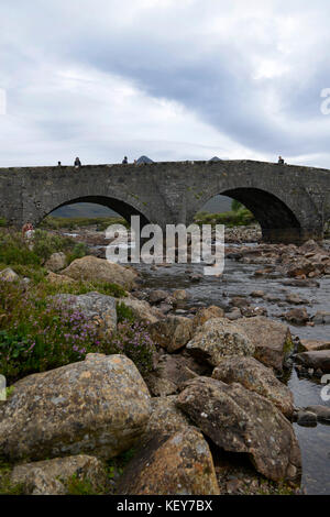 Il vecchio ponte di pietra sul fiume slichagan. slichagan, isola di Skye in Scozia Foto Stock