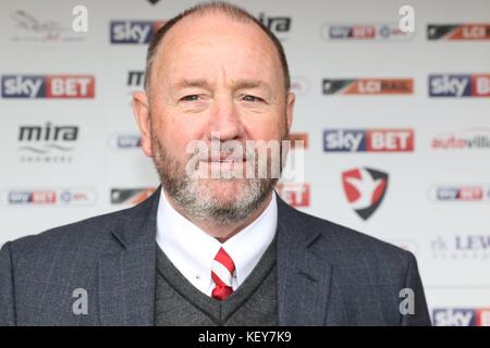 Cheltenham Town FC v Lincoln City FC presso la rampa di LCI Stadium, Whaddon Road (Sky scommessa lega due - 21 ottobre 2017) - Gary Johnson Foto di Antony T Foto Stock