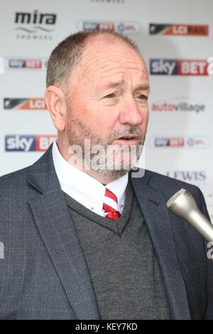 Cheltenham Town FC v Lincoln City FC presso la rampa di LCI Stadium, Whaddon Road (Sky scommessa lega due - 21 ottobre 2017) - Gary Johnson Foto di Antony T Foto Stock