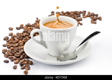 Tazza di caffè con schizzi e fagioli su sfondo bianco Foto Stock