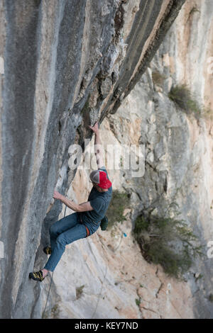 Fotografia di avventuroso rocciatore arrampicata cliff Celestial Omnibus (5.12a) arrampicata di El Porterio Chico, a Monterrey, Messico Foto Stock