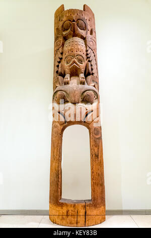 Palo frontale della casa, cedro rosso popolo Haida, Tanu, Columbia Britannica, costa nordoccidentale d'America, XIX secolo Foto Stock