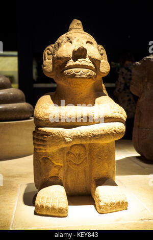 Figura seduta in arenaria di Mictlantecuhtli Azted, 1350-1521 d.C. British Museum - Londra, Inghilterra Foto Stock