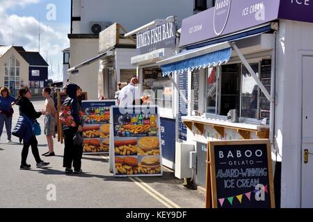 Pesce e patatine e gelati venduti sulla Lyme Regis fronte mare Dorset England Regno Unito Foto Stock