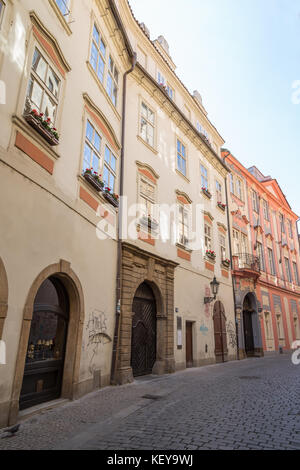 Svuotare strada di ciottoli e vecchi e splendidi edifici nella città vecchia di Praga, Repubblica ceca. Foto Stock