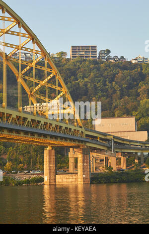 Interstate Highway ponte sopra il fiume monongahela di Pittsburgh, in Pennsylvania, Stati Uniti d'America Foto Stock