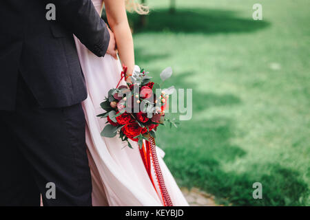 Bouquet di nozze nella mani della sposa. Dettagli Nozze Foto Stock