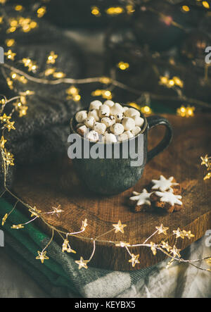 Natale inverno cioccolata calda con marshmallows in dark mug Foto Stock