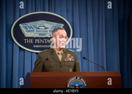 Presidente del Comune di capi di Stato Maggiore degli Stati Uniti Marine Corps gen. Joe Dunford parla con i media in merito alle recenti operazioni militari in Niger Foto Stock