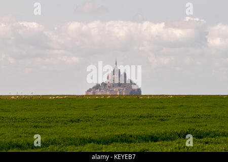 Le mont-saint-michel, off il paese della costa nordoccidentale, alla foce del fiume Couesnon vicino a Avranches in Normandia, Francia Foto Stock